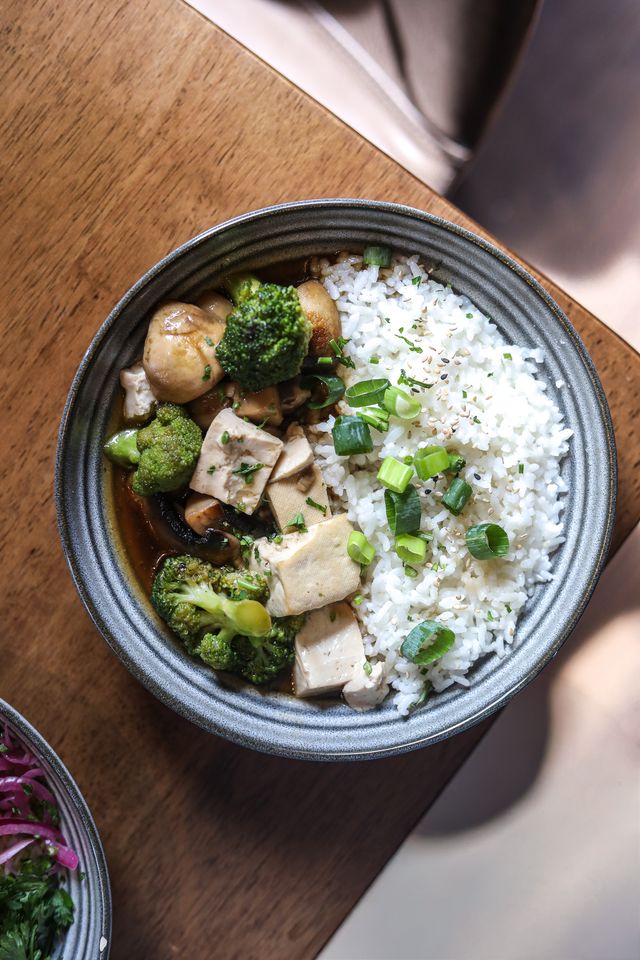 Donburi au tofu, riz et légumes chez Itaka