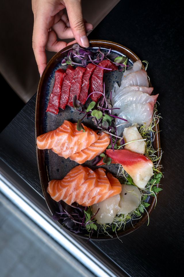 Sashimis de saumon, thon et poisson blanc servis chez Itaka