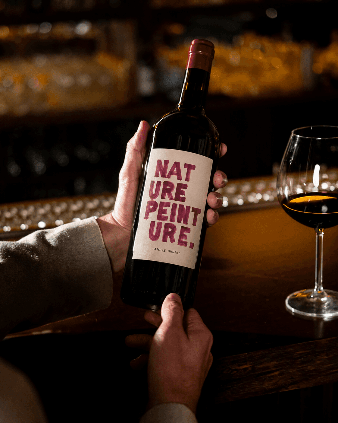 Vin rouge Nature Peinture servi chez Itaka